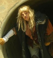 Lisa as Vincent, peeking out of the Central Park/Griffith Park tunnel entrance